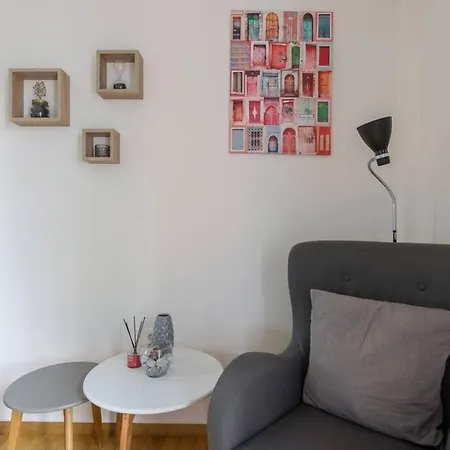 Cozy Hilton Hideaway: & Modern Apartment Athens